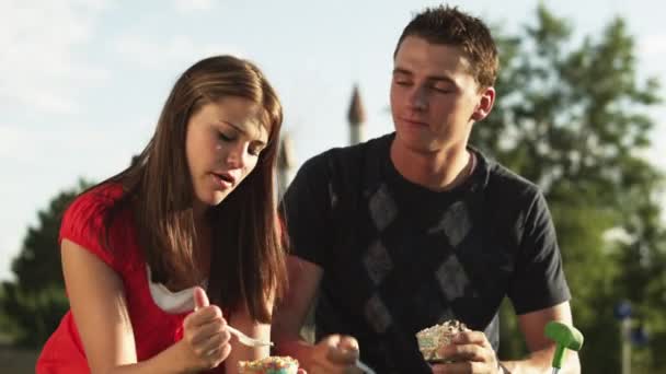Paar eten van ijs in park — Stockvideo