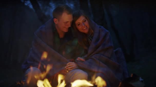 Paar entspannt am Lagerfeuer — Stockvideo