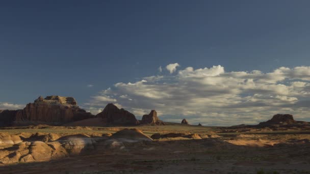 Nuages passant sur des formations rocheuses — Video