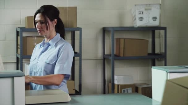 Trabajador postal colocando el letrero 'siguiente ventana' — Vídeo de stock