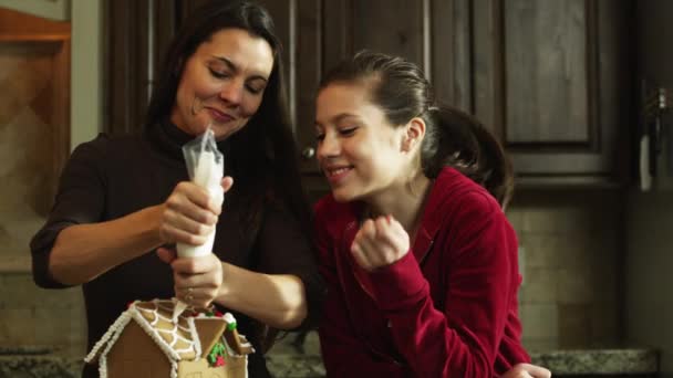Moeder en dochter bereiden taart voor — Stockvideo