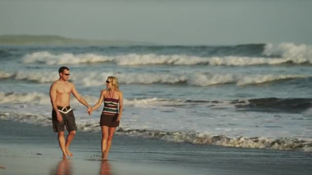 Casal correndo na praia — Vídeo de Stock