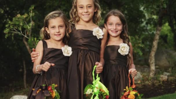 Drie bloem meisjes in tuin — Stockvideo