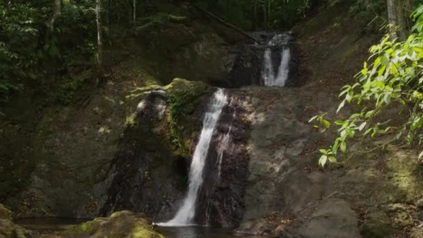 Schöner Wasserfall und Bach — Stockvideo