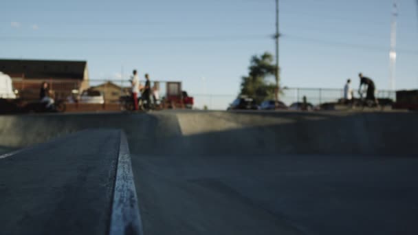 Skateboardåkare glidande och faller på ramp — Stockvideo