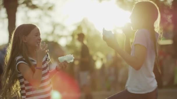 Niñas jugando con caramelos de algodón — Vídeos de Stock