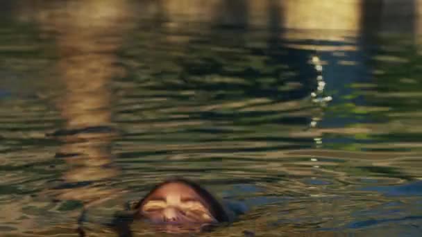 Femme émergeant de la piscine — Video