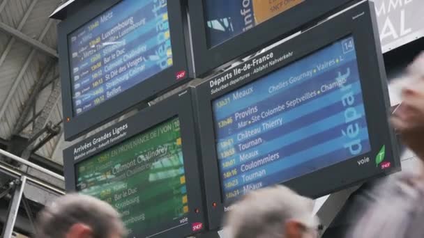 Sichtschutzwände im Bahnhof — Stockvideo