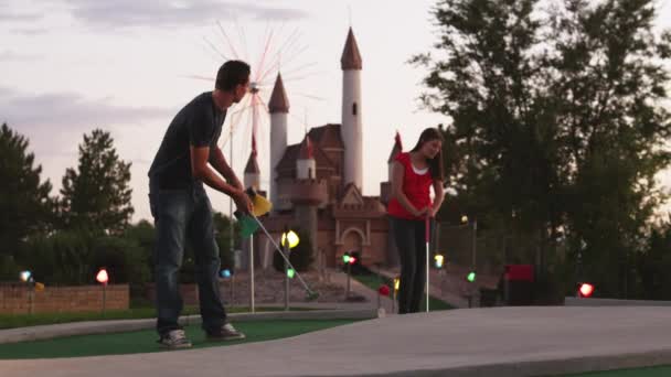 Uomo mettendo su campo da golf in miniatura — Video Stock