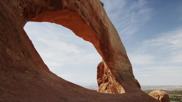 Wilson Arch bajo el cielo azul — Vídeos de Stock