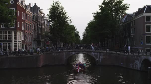 Bateau et pont sur le canal — Video