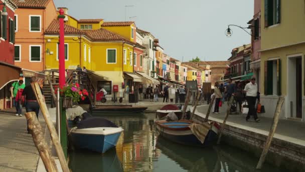 Coloridos edificios a lo largo del canal — Vídeos de Stock