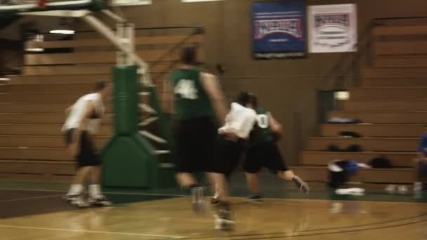 Männer spielen Basketball in der Halle — Stockvideo