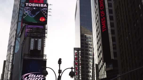 Cartelloni elettronici su Time Square — Video Stock