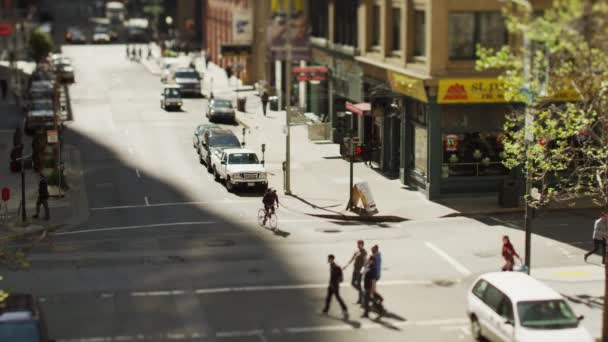 Tráfego urbano com pessoas ambulantes — Vídeo de Stock