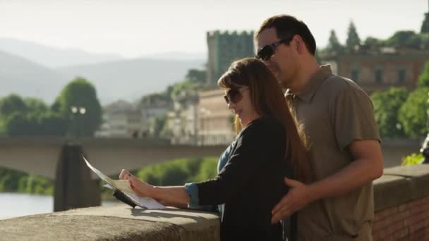 Pareja mirando el mapa en la cornisa — Vídeos de Stock