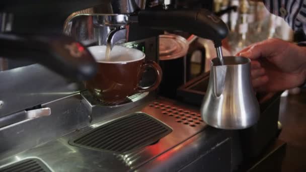 Homem que aquece o leite na máquina de café — Vídeo de Stock