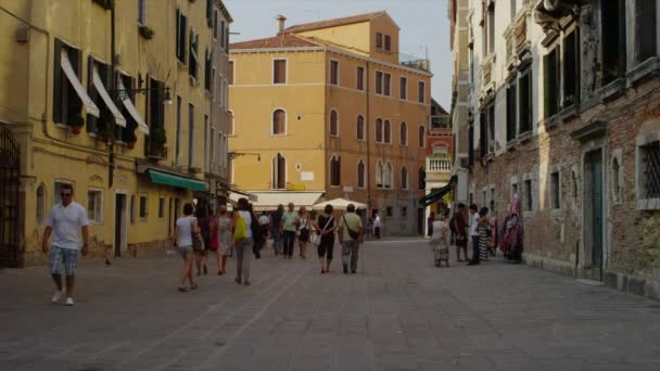Turister promenader i Venedig — Stockvideo