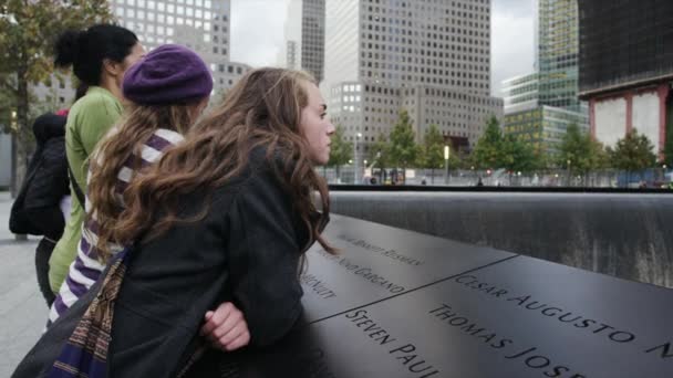 Människor lutar på kanten av September 11 2001 memorial — Stockvideo