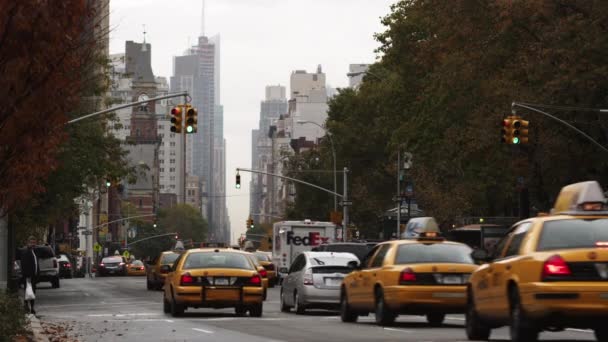 Tráfico ocupado en la calle en Manhattan — Vídeo de stock