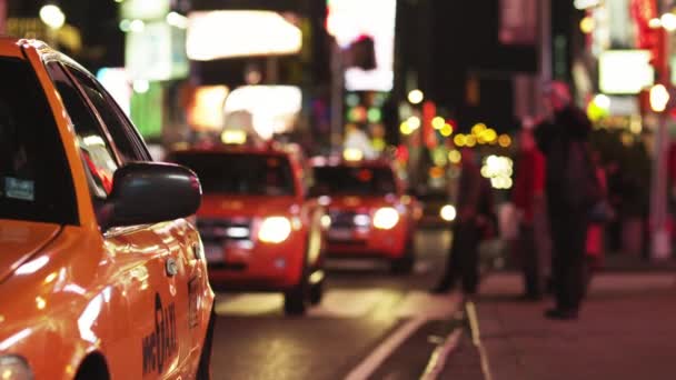 Couple getting out of cab — Stock Video