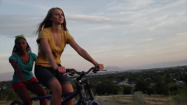 Jonge vrouwen tandem fiets — Stockvideo