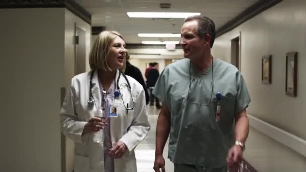 Doktor hastane koridordan yürürken — Stok video