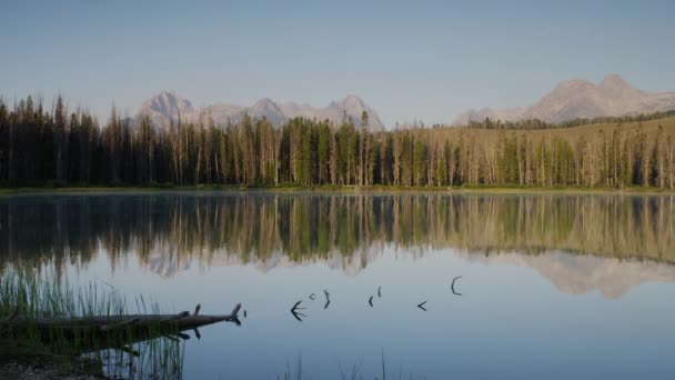 Montañas y lago tranquilo — Vídeo de stock