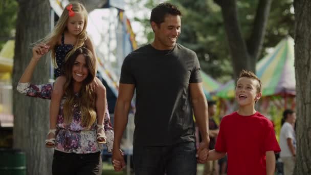 Familia caminando en el carnaval — Vídeo de stock