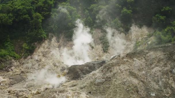 Fumarole produkovat kouř — Stock video