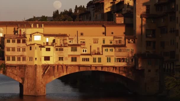 Ponte Vecchio bij zonsondergang — Stockvideo