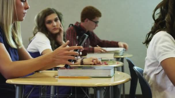 Studenten met behulp van tablet pc in de klas — Stockvideo