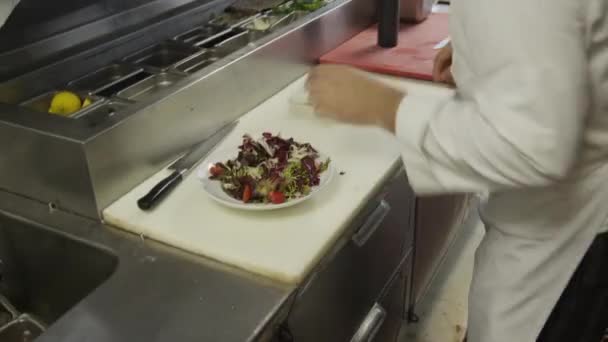 Chef preparando ensalada en cocina comercial — Vídeos de Stock