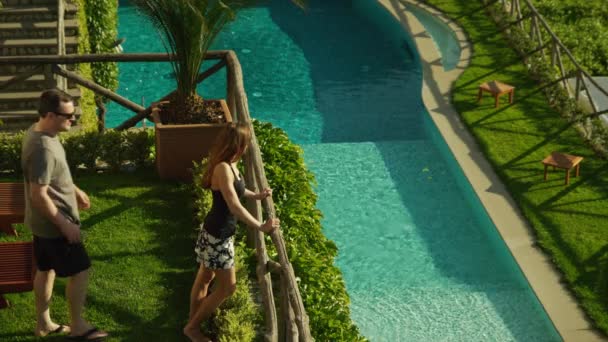 Pareja mirando la vista desde el balcón — Vídeos de Stock