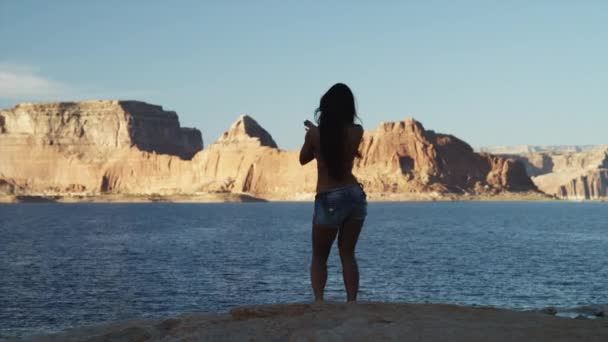 Femme dansant près du lac Powell — Video