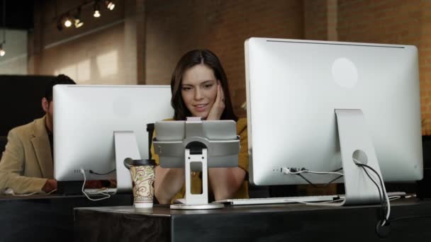 Θηλυκό γραφείο εργαζόμενος χρησιμοποιώντας ψηφιακή δισκίο — Αρχείο Βίντεο