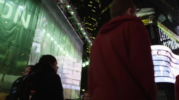 Tonårig flicka fotografering på Time Square — Stockvideo