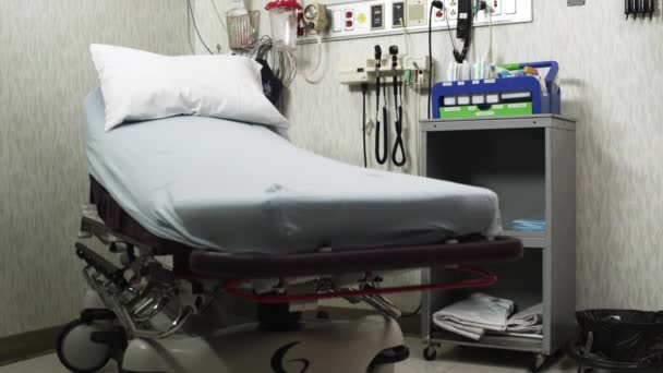 Больничная палата с каталкой — стоковое видео