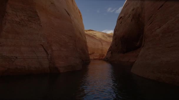 Formación rocosa que bordea el lago — Vídeos de Stock