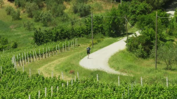 Homem correndo pela estrada rural — Vídeo de Stock