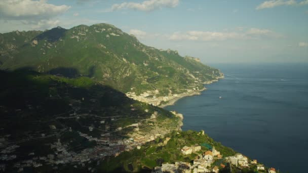 Ombra di nuvole che passano sopra la costa — Video Stock