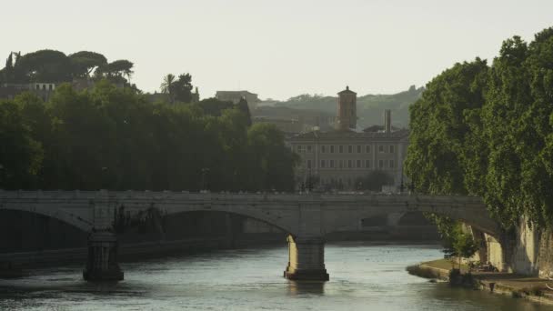 Puente urbano sobre río — Vídeos de Stock