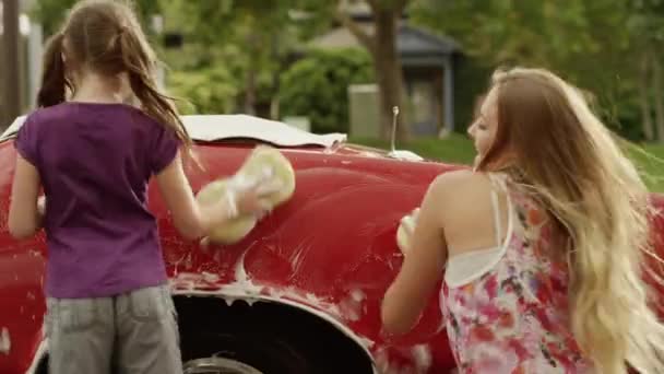 Грайливі люди миють машину — стокове відео