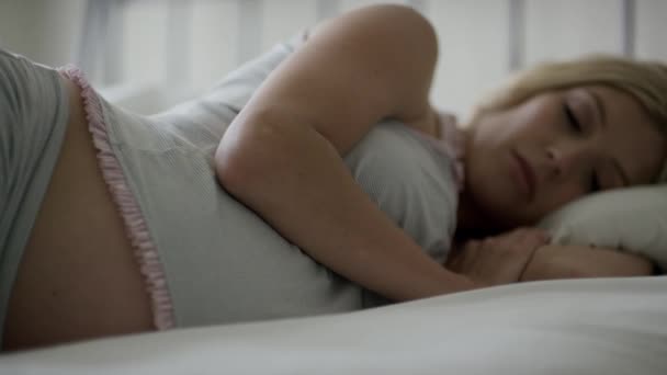 Femme enceinte dormant sur le lit — Video