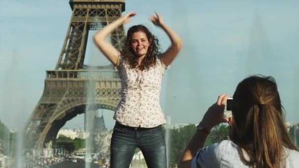 Ženy užívající fotografie před Eiffelova věž — Stock video