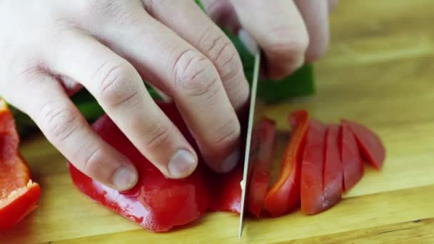 Mãos cortando pimentão vermelho — Vídeo de Stock