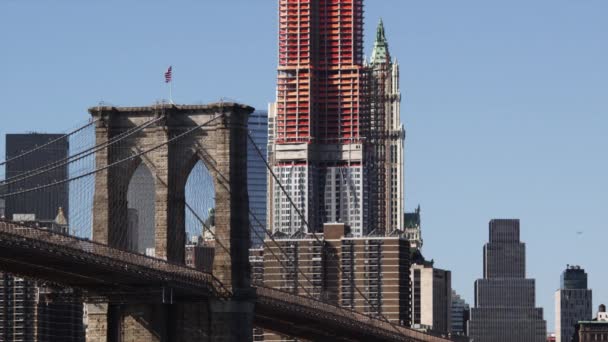 Puente de Brooklyn con horizonte del centro — Vídeo de stock