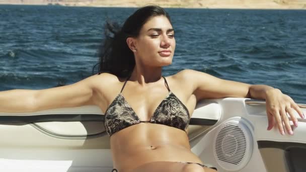 Femme se détendre sur le bateau sur le lac Powell — Video