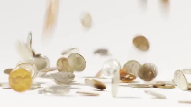 Viele Münzen fallen und hüpfen — Stockvideo