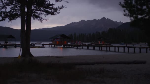 Док над озером ночью — стоковое видео
